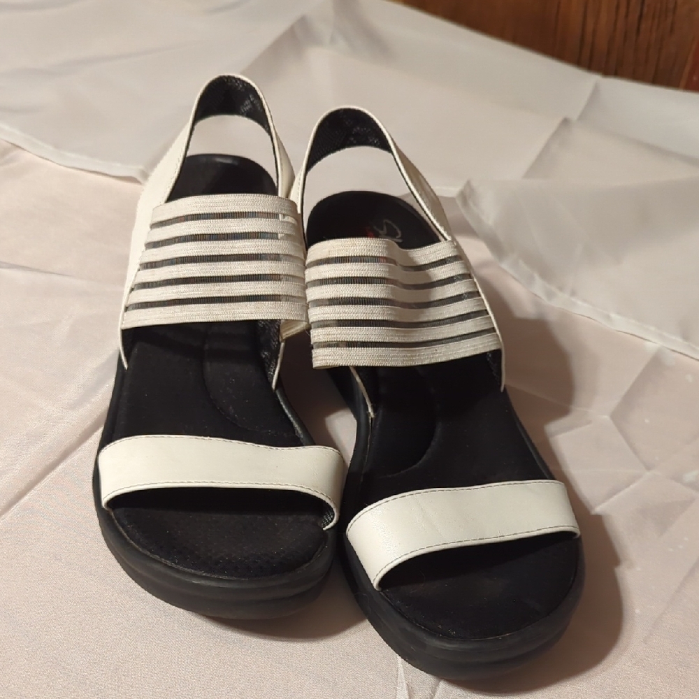 Women's White Sandals Skechers Memory Foam